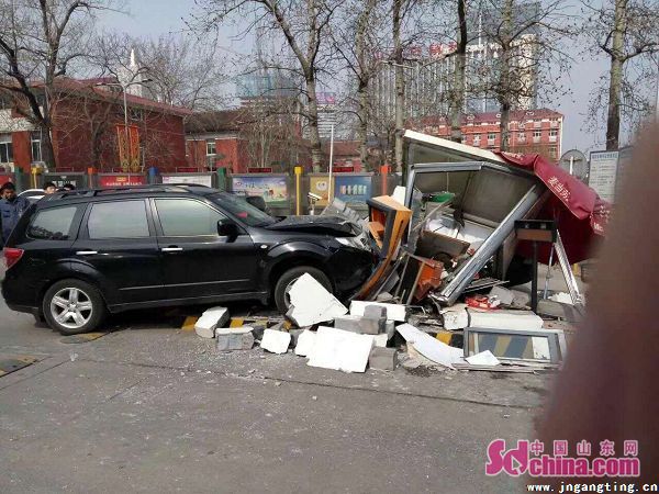 濟(jì)南一車輛撞毀大潤發(fā)停車場(chǎng)收費(fèi)崗?fù)?收費(fèi)人受傷